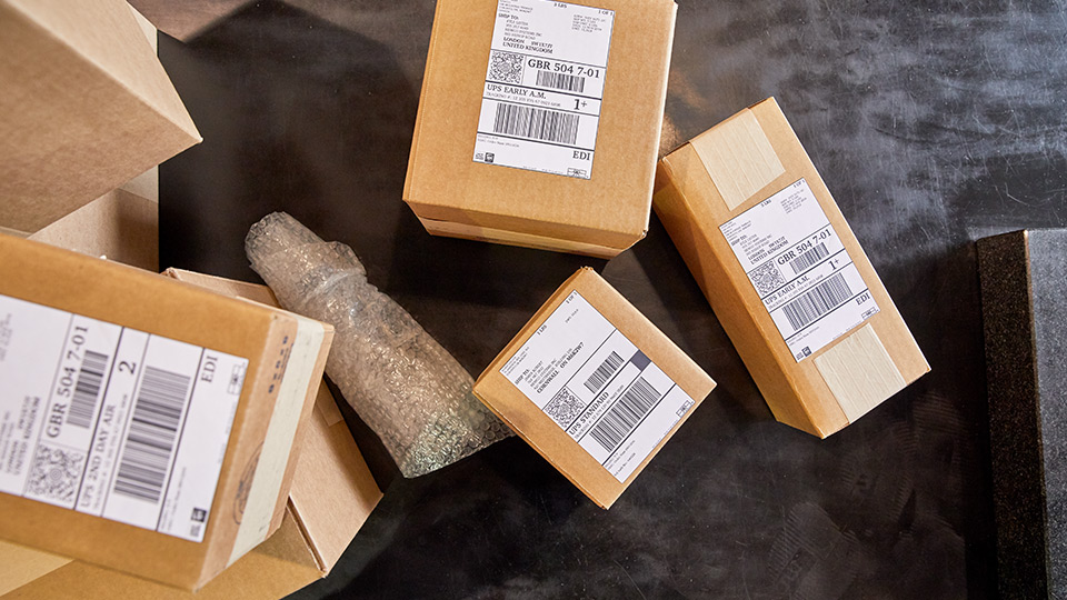 Paquetes con etiquetas de envío de UPS