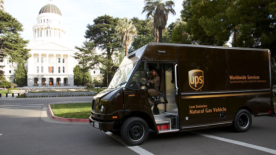 Camión de UPS estacionado frente a un capitolio estatal