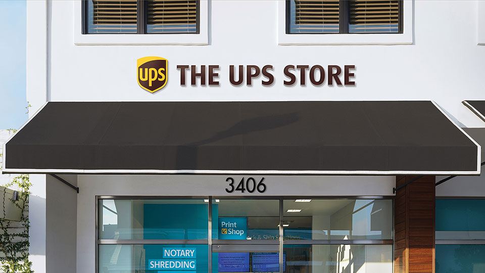 La fachada de una The UPS Store en una zona residencial.